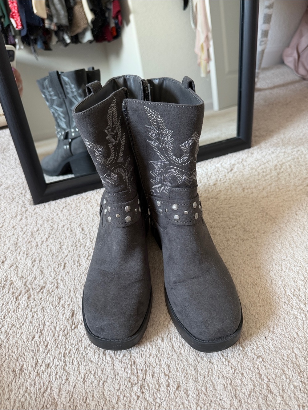 Stylish square toed ankle boots - Picture 2 of 5